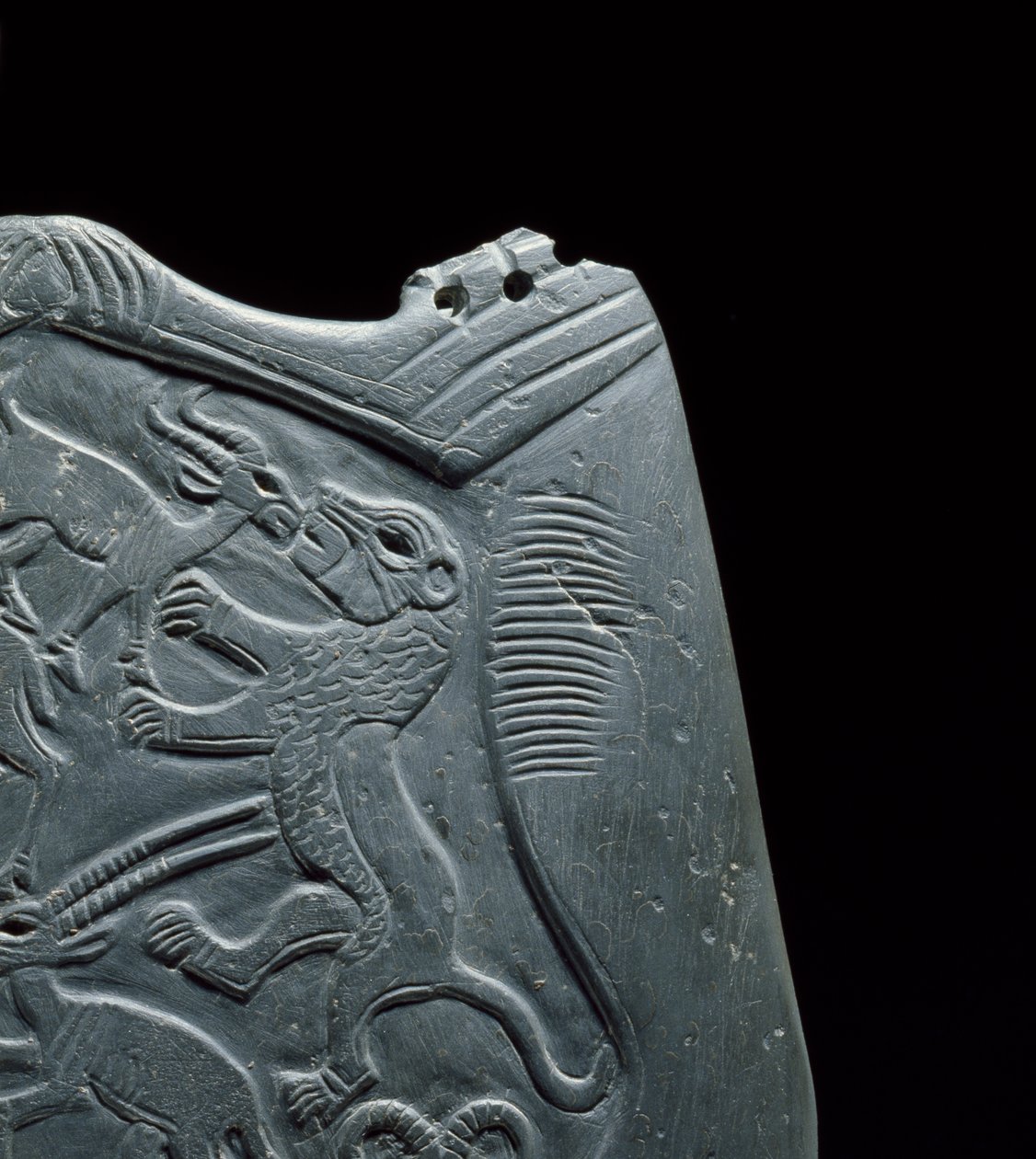 Paleta ceremonialna ze zbiornikiem do rozcierania farby do oczu, w otoczeniu rzeźbionych zwierząt, z Głównego Depozytu, Hierakonpolis, Egipt, ok. 3000 pne, detal łupkowy z 114264 autorstwa Egyptian