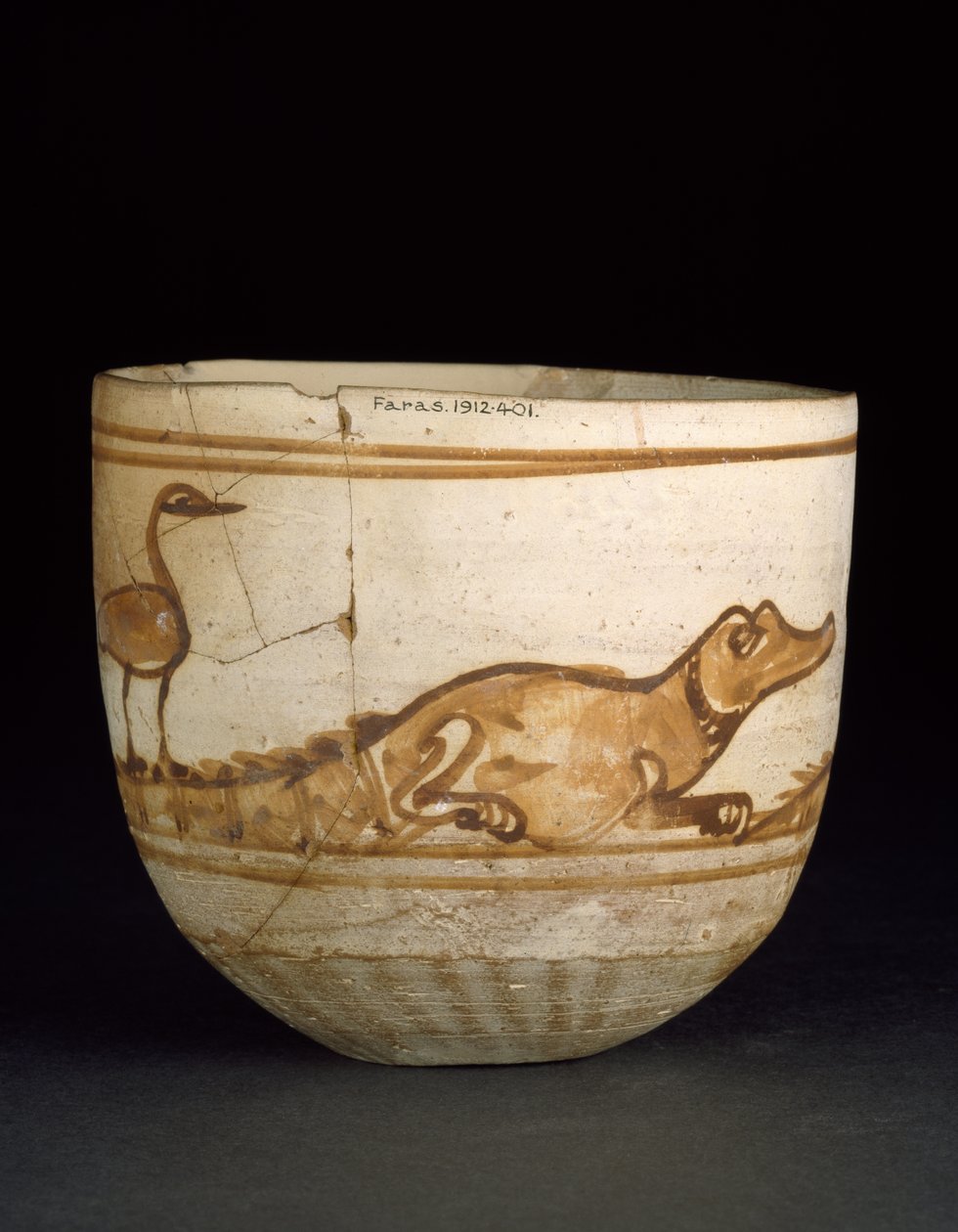 Kubek dekorowany na czerwono ze sceną dwóch krokodyli z ptakami na ogonach, 101-300 (wypalony muł nilowy, umyty na biało i pomalowany) autorstwa Egyptian