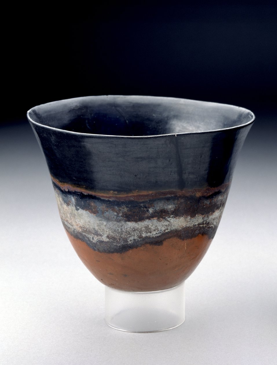 Głęboka miska z jasnoczerwoną i czarną powierzchnią zewnętrzną oddzieloną białym paskiem, zlewka kerma, XIII-XIV dynastie, ok. 1755-1640 p.n.e. (wypalana glina) autorstwa Egyptian