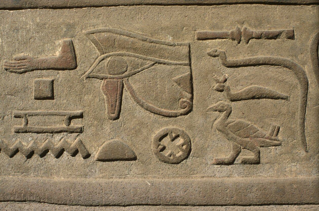 Detal reliefu, hieroglify wapienne autorstwa Egyptian