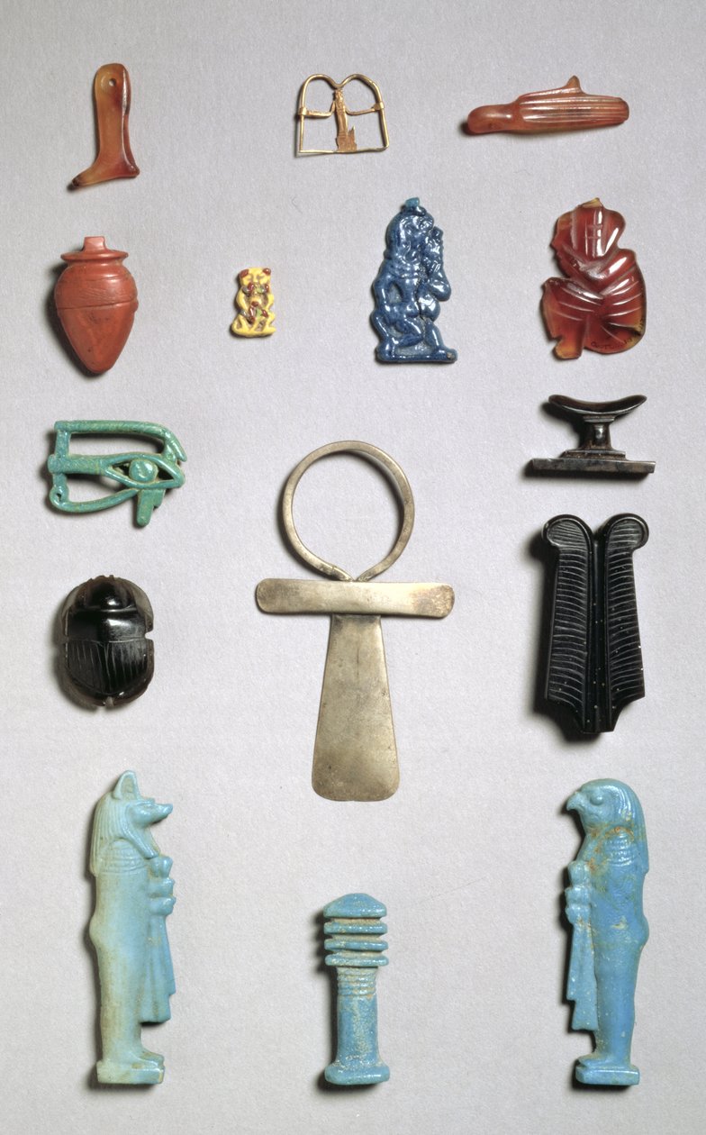 Egipskie amulety, koraliki i wisiorki (złoto, fajans i kamienie półszlachetne) autorstwa Egyptian
