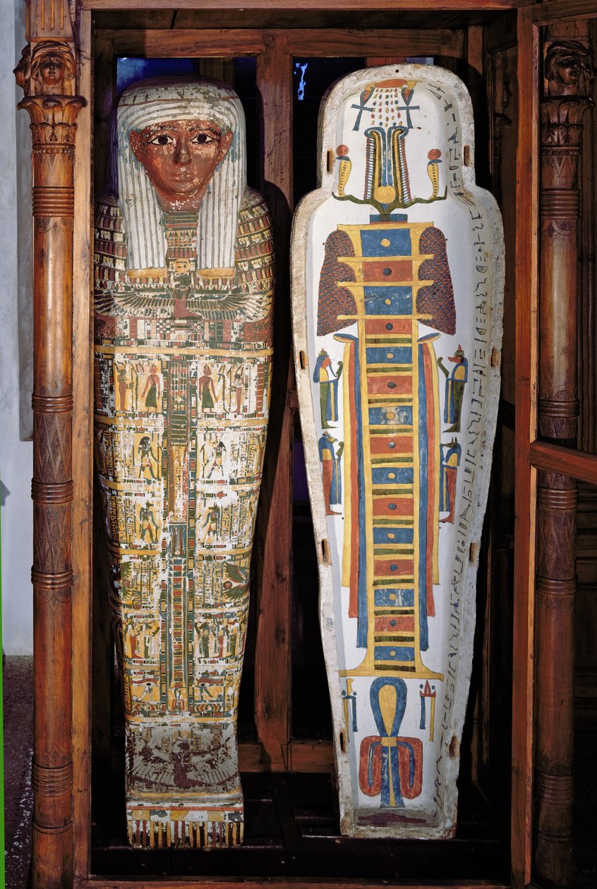 Egipski sarkofag pokryty hieroglifami (drewno malowane) autorstwa Egyptian