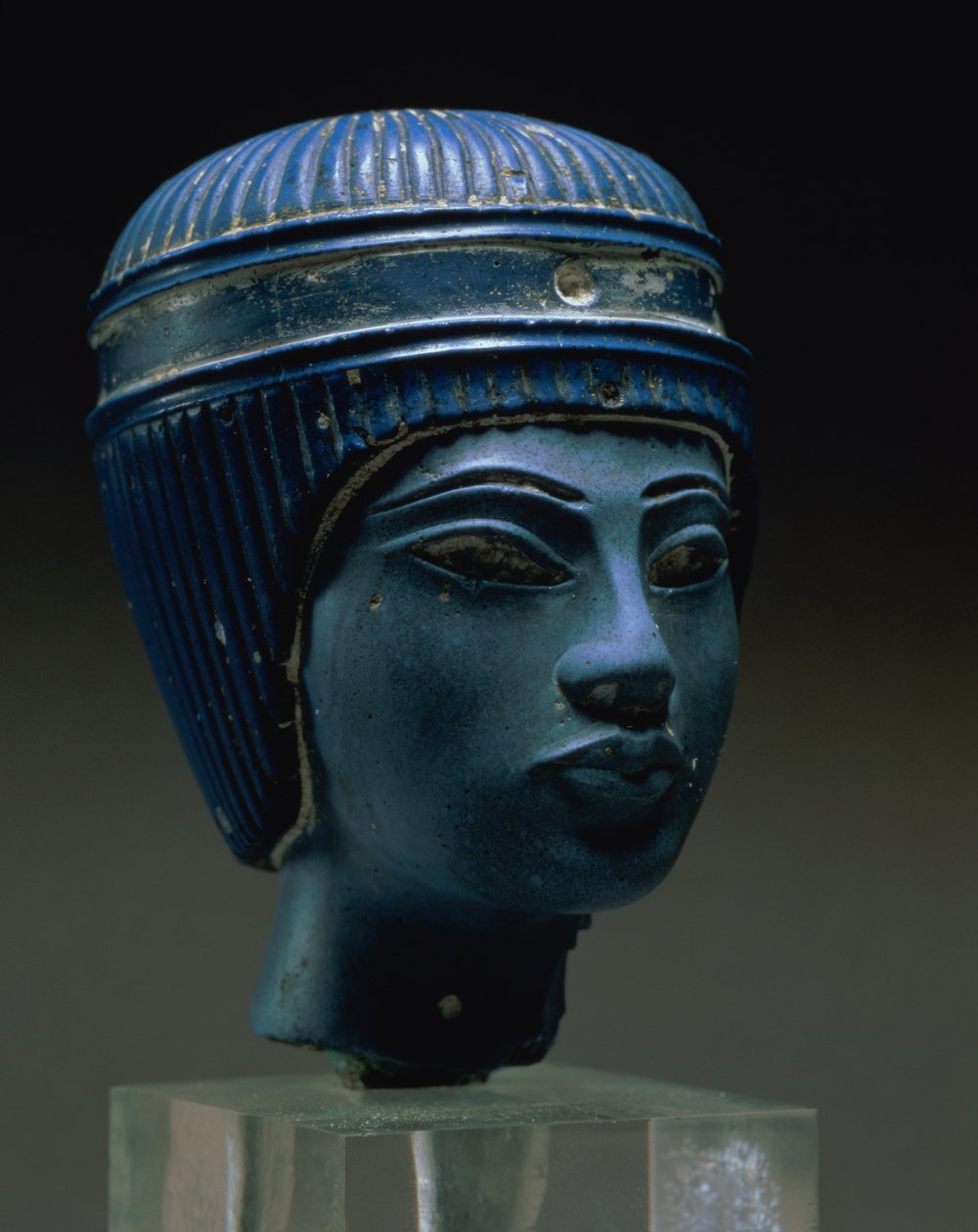 Fałszywa głowa królewska, pierwotnie uważana za Tutanchamona (szkło prasowane) (patrz także 154086) autorstwa Egyptian