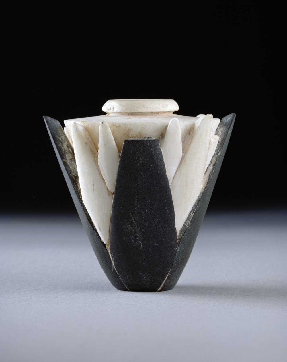 Słój lotosu, Wczesny Okres Dynastyczny (ok. 2950-c.2575) (trawertyn, argillit i gips) autorstwa Egyptian