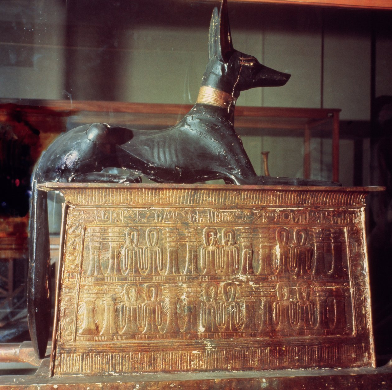 Anubis, egipski bóg zmarłych, siedzący na skrzyni w formie świątyni, z grobowca Tutanchamona (ok. 1370-52 pne) Nowe Królestwo (drewno) (patrz także 149424) autorstwa Egyptian 18th Dynasty