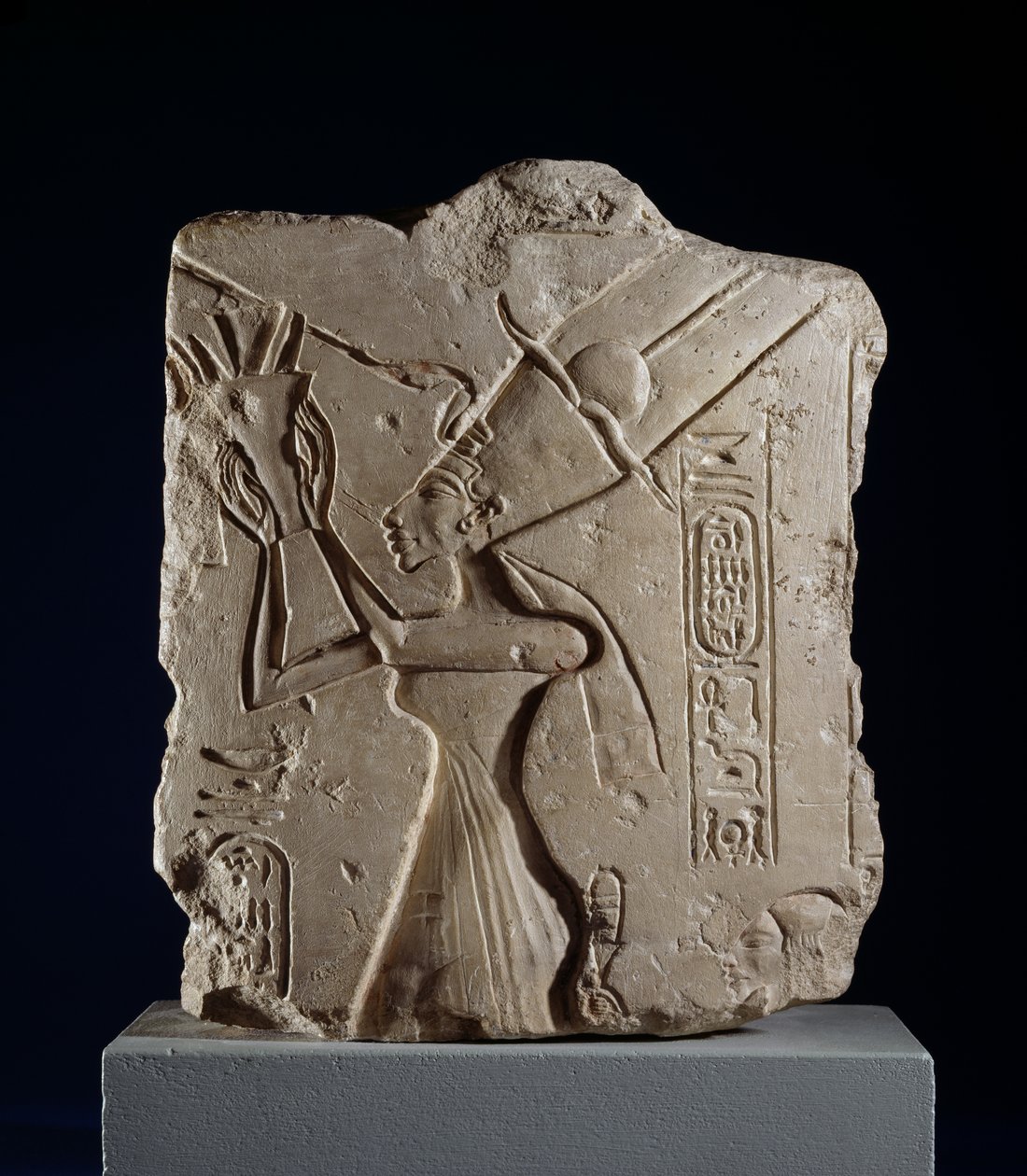 Fragment reliefu kolumny przedstawiający królową Nefertiti, Nowe Królestwo (wapień) autorstwa Egyptian 18th Dynasty
