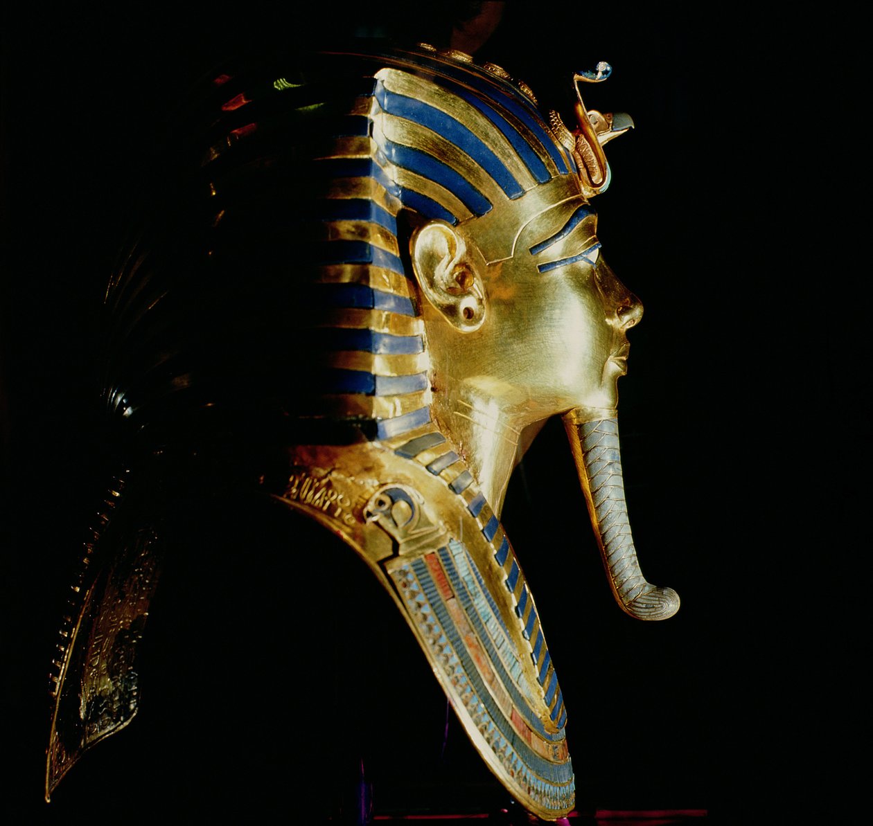 Złota maska Tutanchamona z grobowca Tutanchamona (ok. 1370-1352 pne) Nowe Królestwo (złoto inkrustowane lapis lazuli) autorstwa Egyptian 18th Dynasty