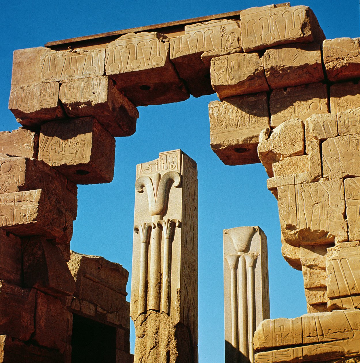 Filary ozdobione stylizowanymi roślinami lotosu i papirusu z kompleksu Wielkiej Świątyni Amona, Nowe Królestwo autorstwa Egyptian 18th Dynasty