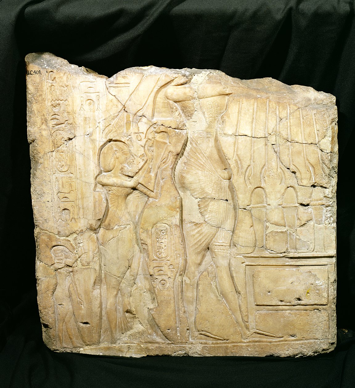Fragment reliefu przedstawiający Echnatona, a następnie Nefertiti i Meritaten przed stołem ofiarnym, Nowe Królestwo (alabaster) autorstwa Egyptian 18th Dynasty