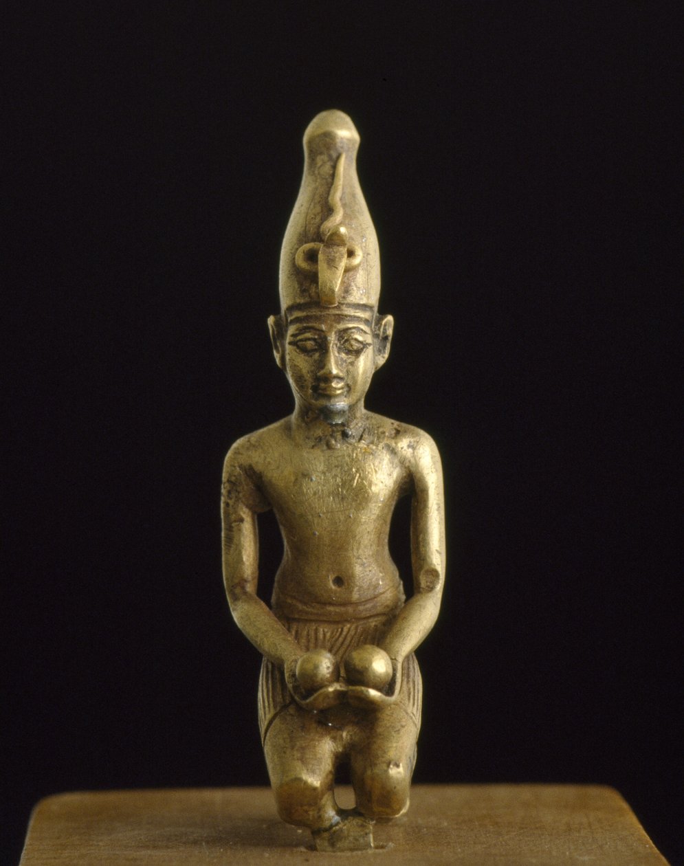 Statuetka króla w białej koronie oferująca dwie miski na wino z litego odlewu elektrum autorstwa Egyptian 19th Dynasty