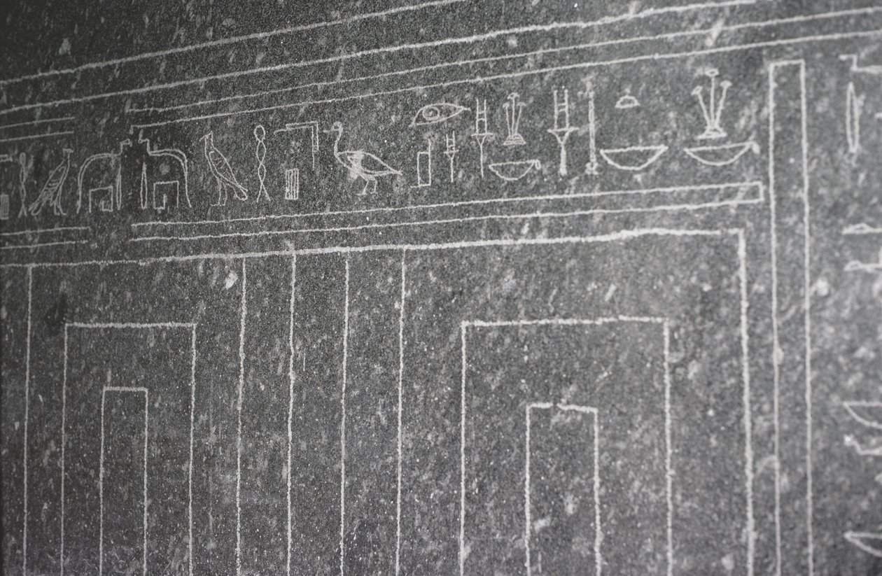 Zatopiona płaskorzeźba przedstawiająca świątynię sarkofagu Apis Bull w Serapeum, Nowe Królestwo autorstwa Egyptian 26th Dynasty