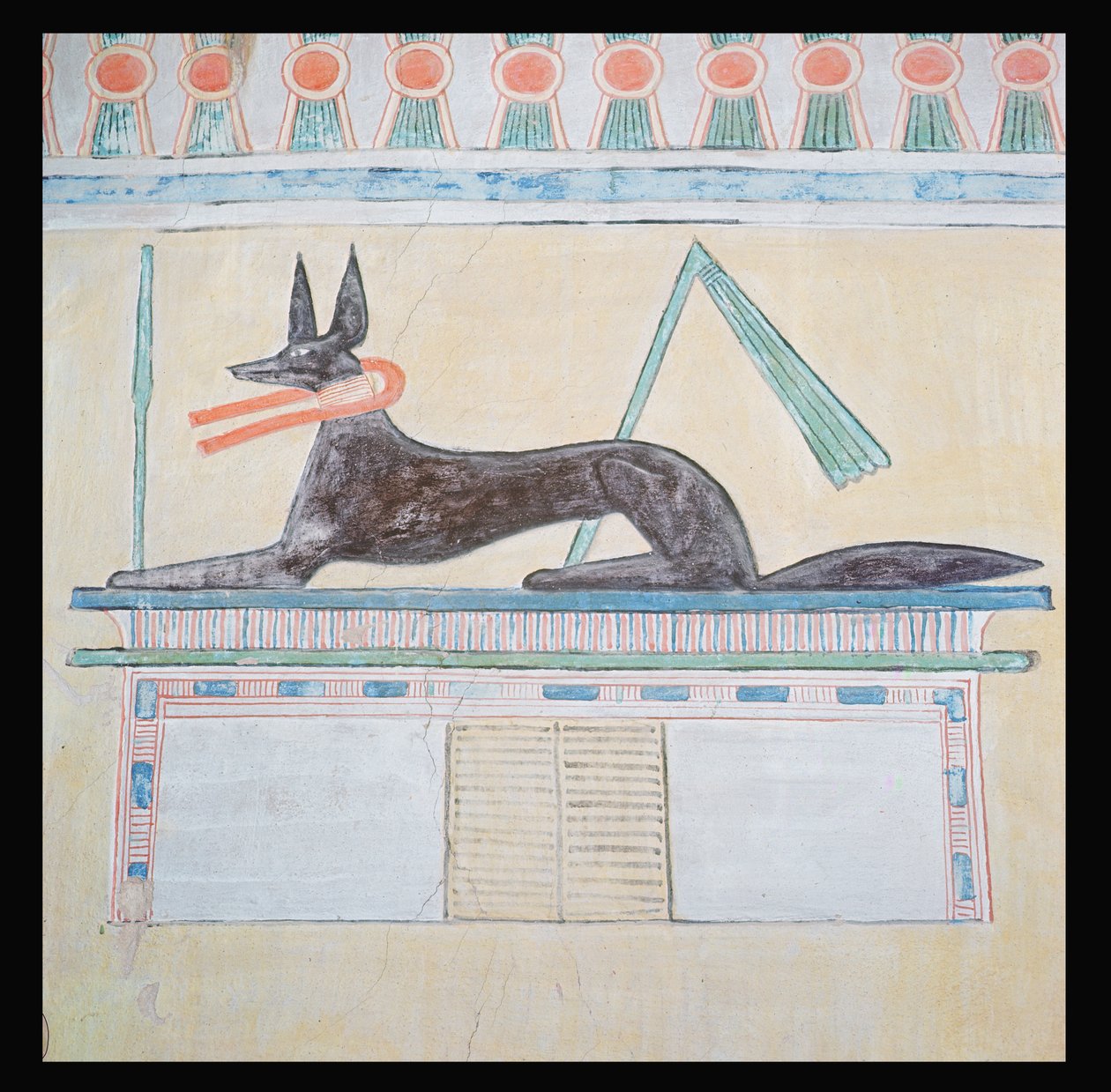 Anubis, egipski bóg zmarłych, leżący na szczycie sarkofagu, malowidło ścienne w Świątyni Doliny Piramidy Menkaure, Stare Państwo, c.2613-2494 pne (malowidło ścienne) autorstwa Egyptian 4th Dynasty