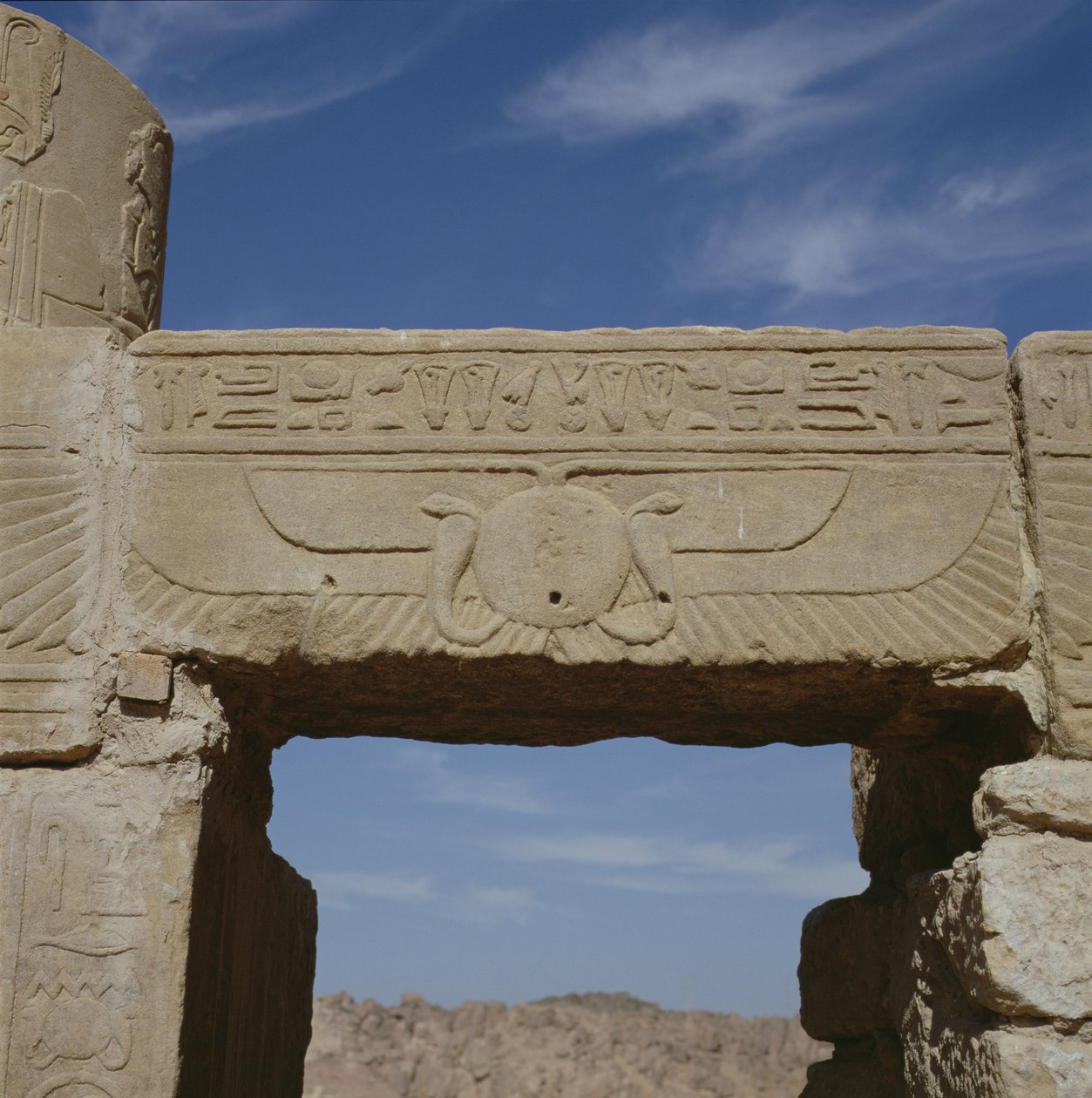 Architraw z rzeźbą ze świątyni Izydy autorstwa Egyptian Ptolemaic Period