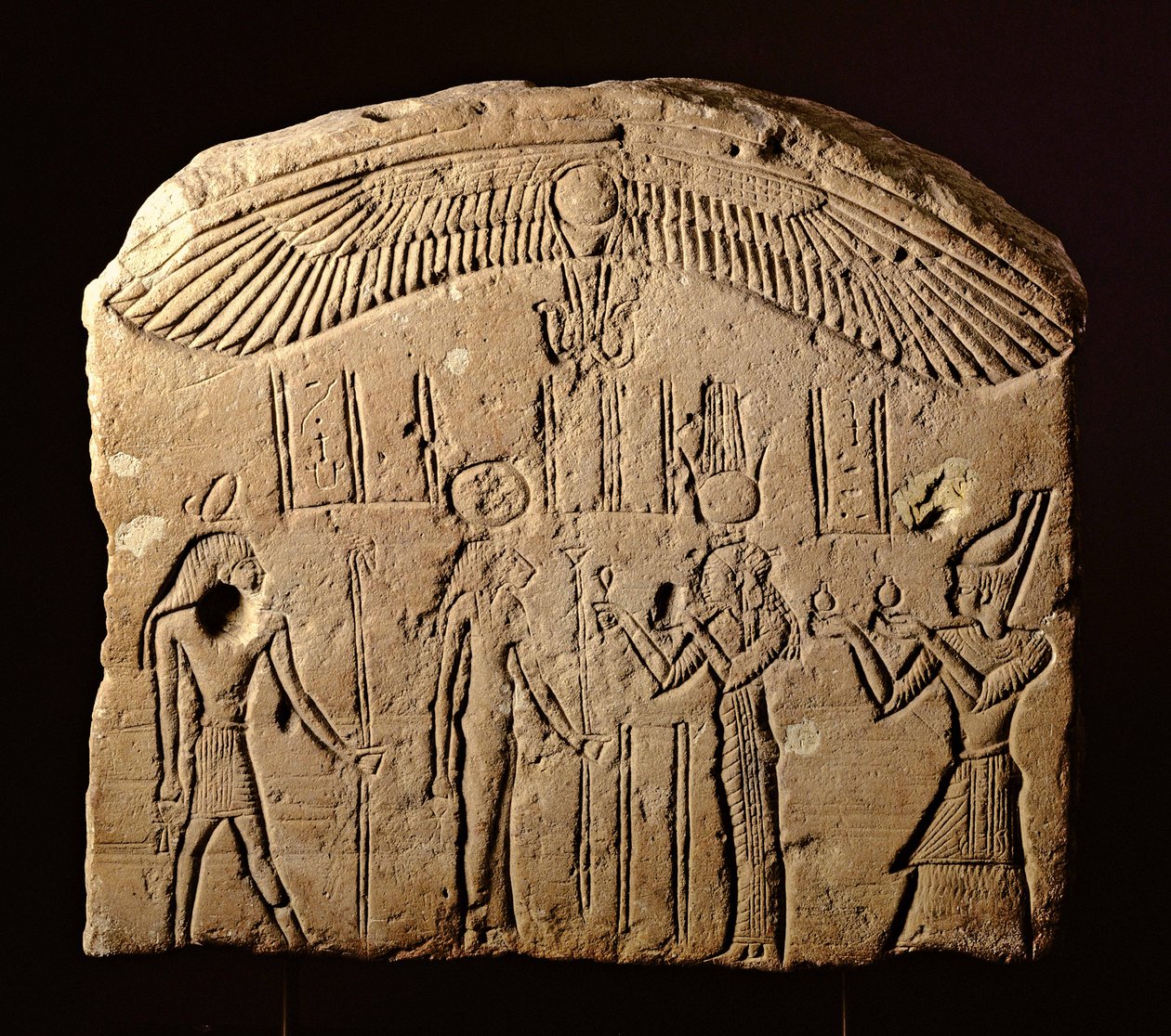 Stela płaskorzeźbiona ze sceną ofiarowania, faraon z boginią Sechmet i bogiem Heka, ok.200-100 pne (wapień) autorstwa Egyptian Ptolemaic Period