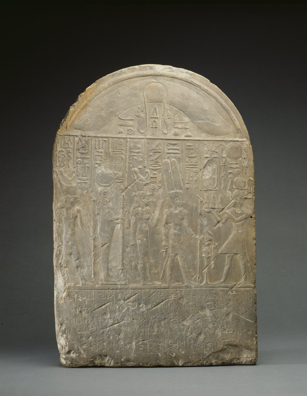 Stela darowizny, z tekstami hieroglifowymi i demotycznymi, prawdopodobnie z Semabehdet (Tel Balamun) z 301 p.n.e. (wapień) autorstwa Egyptian Ptolemaic Period