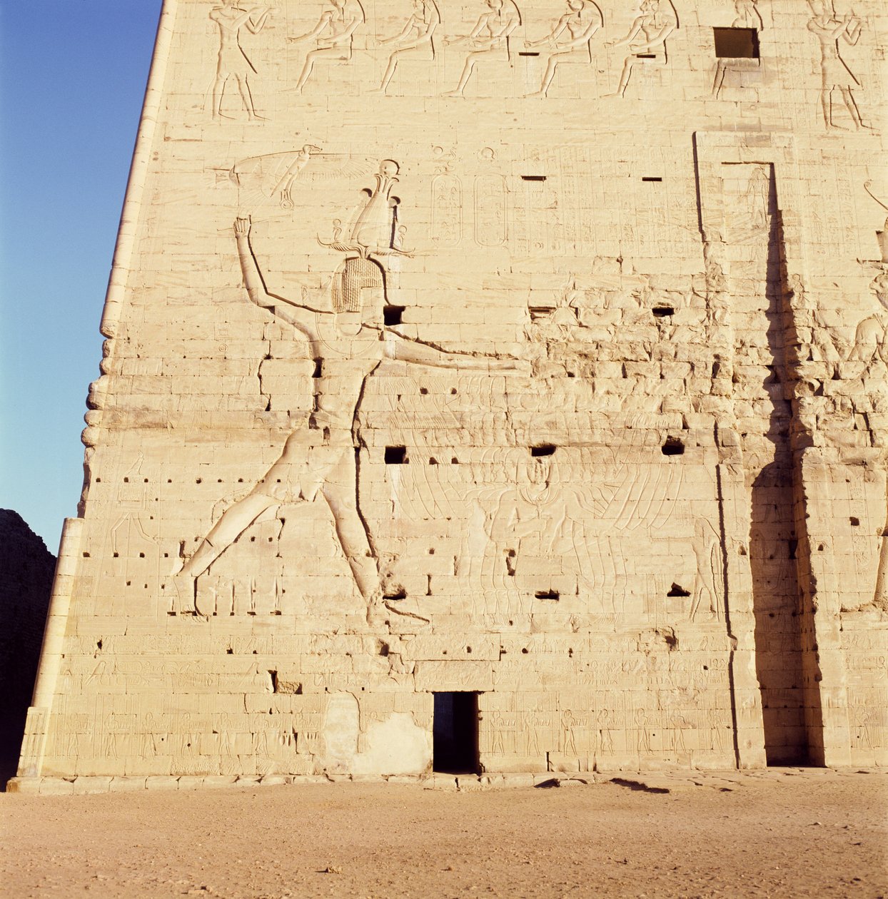 Ptolemeusz XII (ok. 112-51 pne) bijąc swoich wrogów, z pylonu wejściowego Świątyni Horusa autorstwa Egyptian Ptolemaic Period