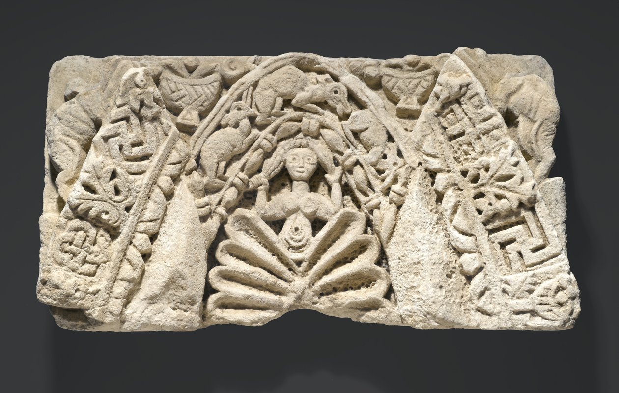 Łuk z postacią kobiecą (wapień) autorstwa Egyptian