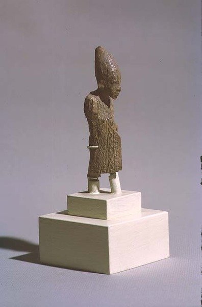 Figura króla noszącego Białą Koronę Górnego Egiptu i płaszcz z festiwalu Sed, ze świątyni Ozyrysa, Abydos, okres wczesnodynastyczny, ok. 3000 pne (patrz także 23814) autorstwa Egyptian