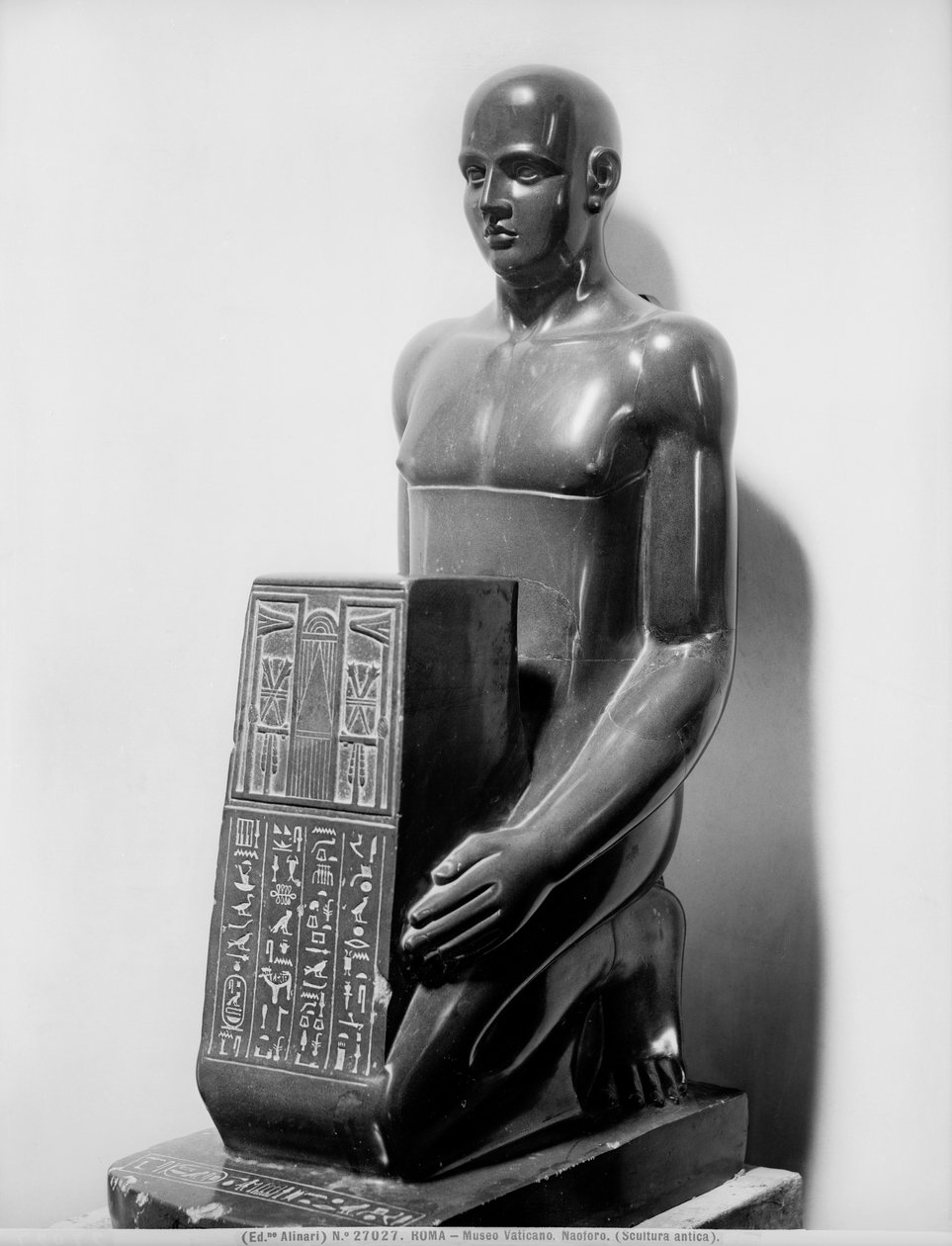 Naoforowy posąg mężczyzny (bazalt) autorstwa Egyptian