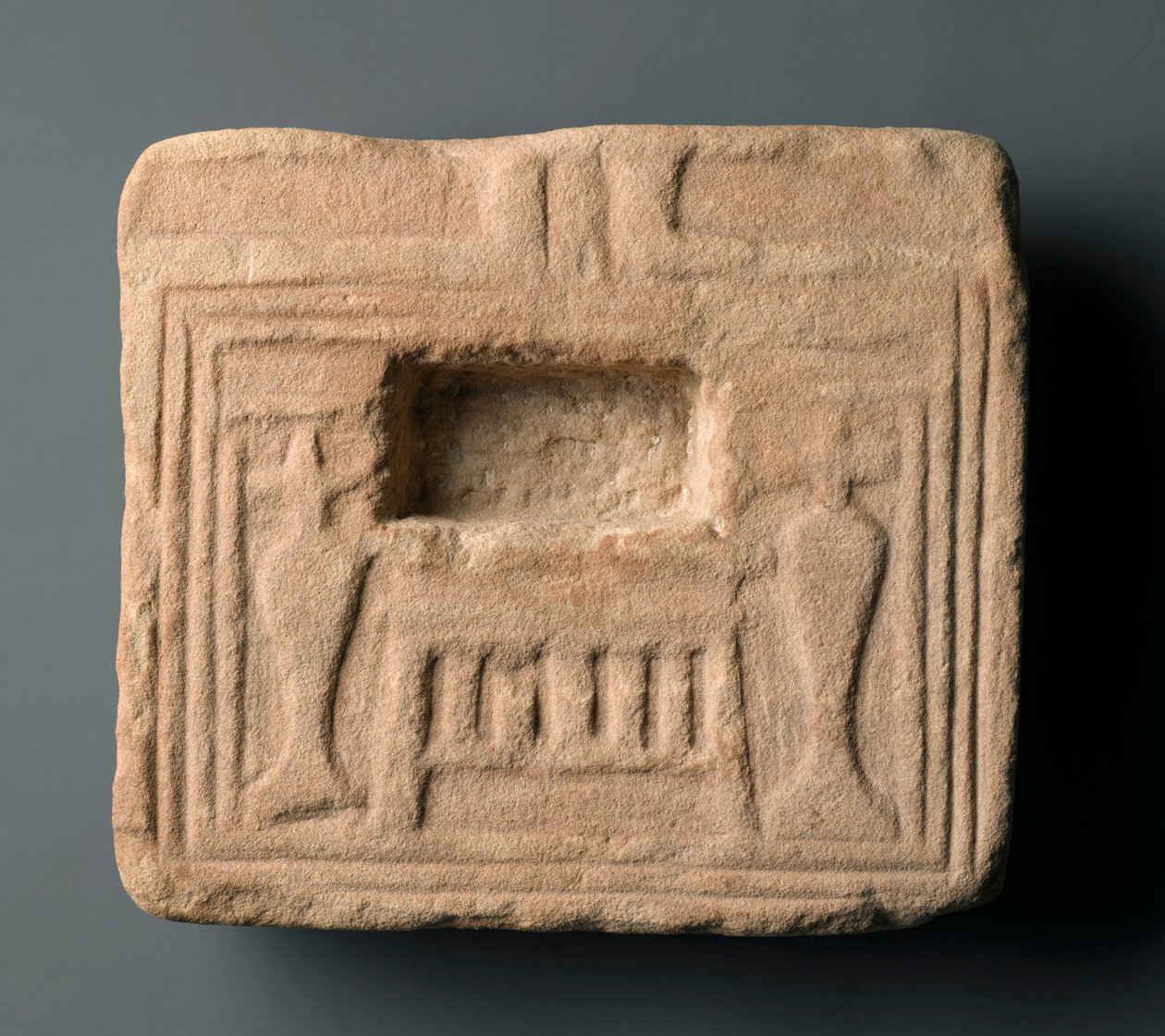 Stół ofiarny, prawdopodobnie z El Hassaiah (piaskowiec) autorstwa Egyptian