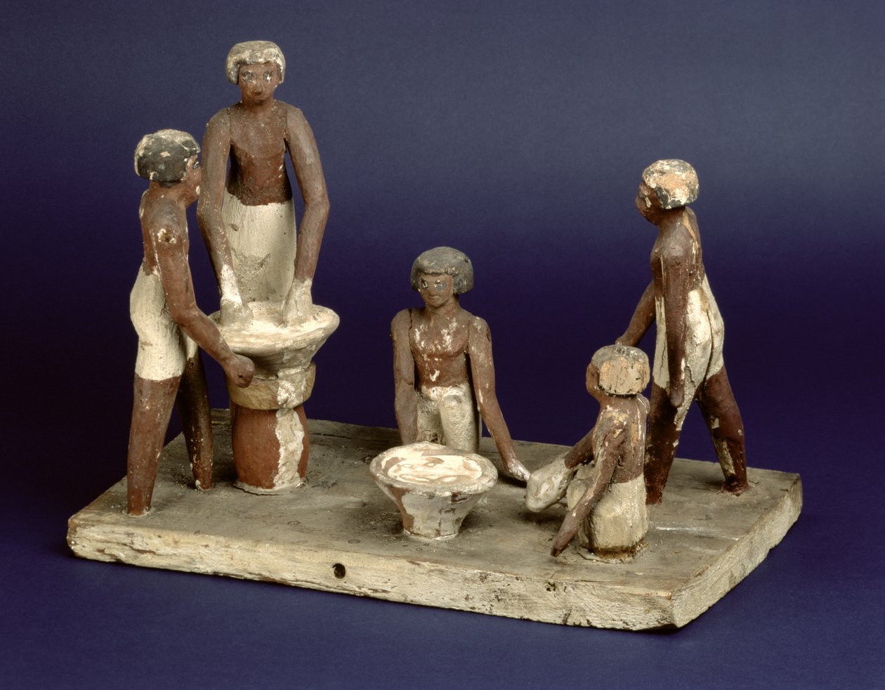 Model pięciu mężczyzn piwowarstwa, z Beni Hasan, Państwa Środka, ok. 2035-1668 pne (malowane drewno) autorstwa Egyptian 11th Dynasty