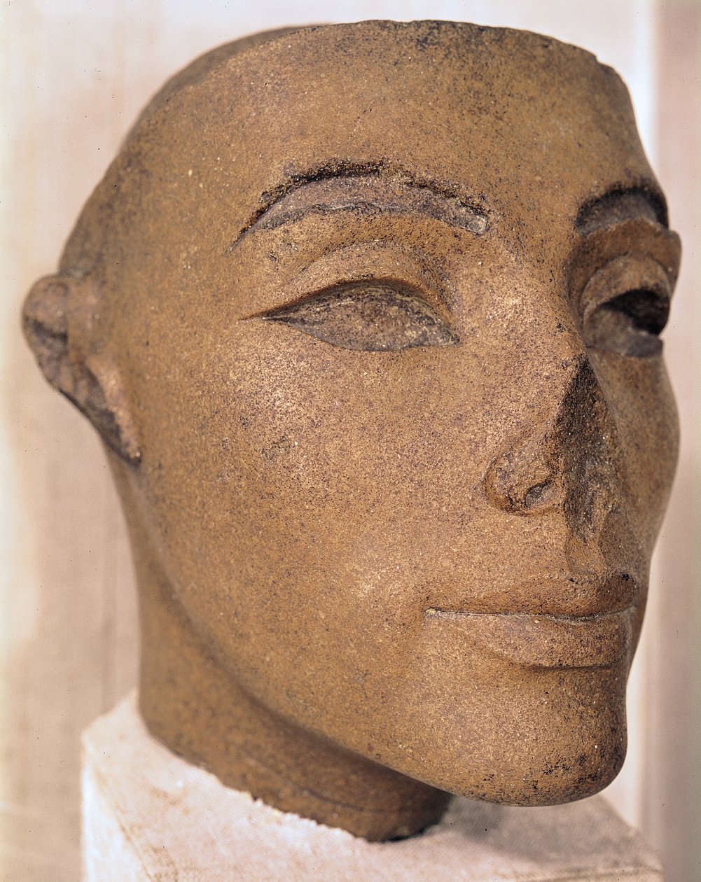 Głowa królewska, prawdopodobnie Nefertiti, z Memfis, Nowe Królestwo (kwarcyt) (patrz także 226534) autorstwa Egyptian 18th Dynasty