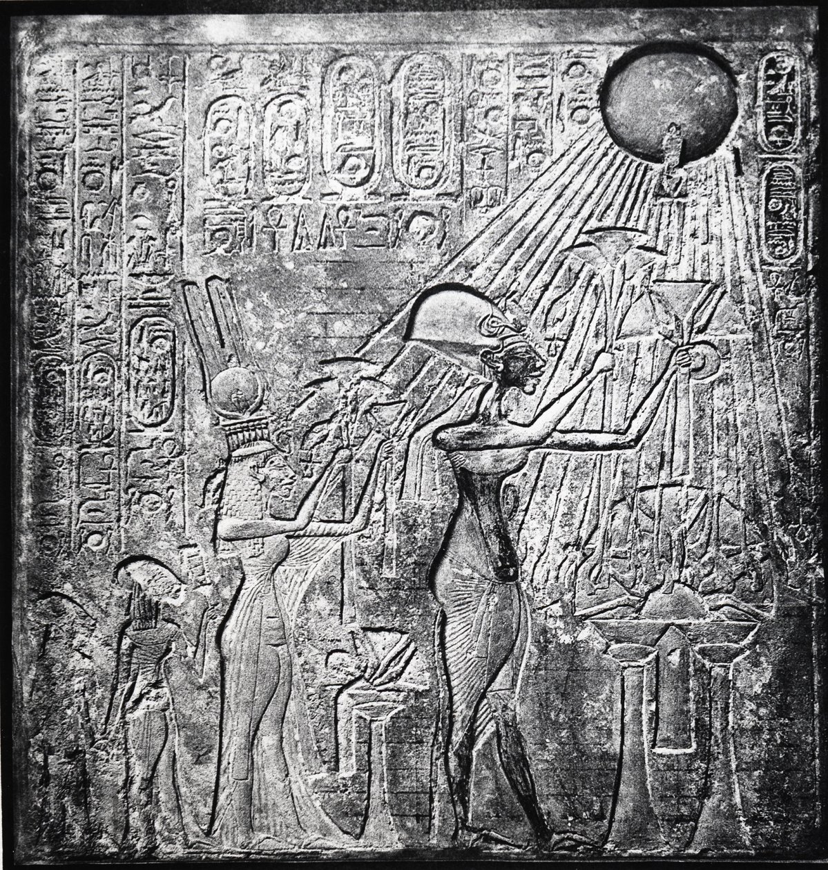 Faraon heretycki Echnaton (Amenhotep IV), panował od ok. 150 pne, tutaj z Nefertiti i ich dwiema córkami ofiarującymi dary Słońcu. Relief pierwotnie w Świątyni Słońca w Tebach. Odzież lniana autorstwa Egyptian 18th Dynasty