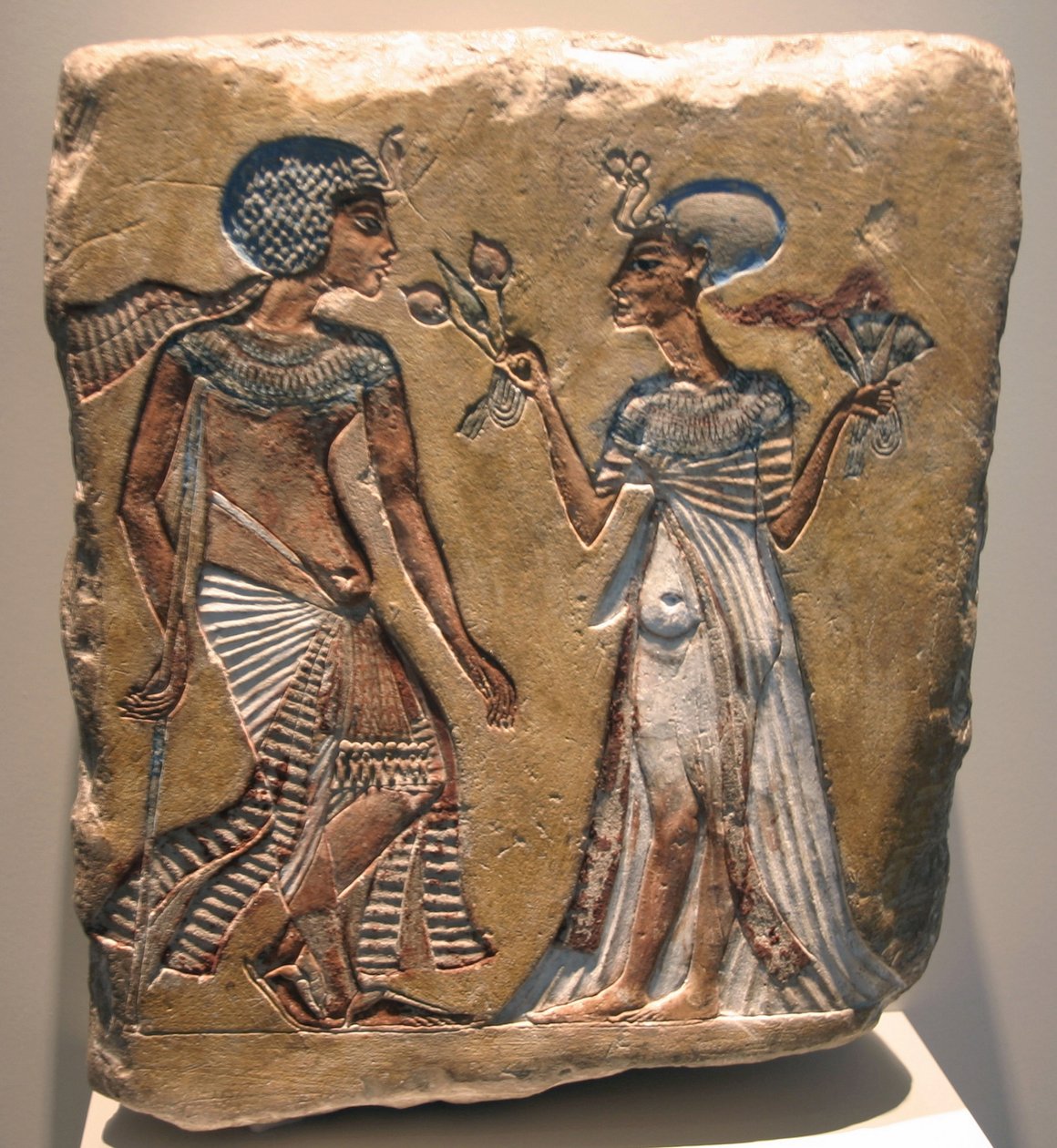 Echnaton (panował 1353-1336 pne) i Nefertiti (ok. 1370 pne-ok. 1330 pne) Wielka królewska żona egipskiego faraona Echnatona. Relief w Muzeum Egipskim w Altes Museum Berlin. autorstwa Egyptian 18th Dynasty