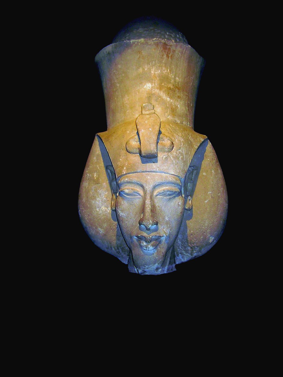 Echnaton. Amenhotep IV (czasami biorąc pod uwagę jego grecką formę, Amenophis IV, co oznacza Amon jest zadowolony), faraon z XVIII dynastii Egiptu, rządził przez 17 lat i zmarł w 1336 pne lub 1334 pne. Porzucił tradycyjny egipski politeizm i introdu autorstwa Egyptian 18th Dynasty