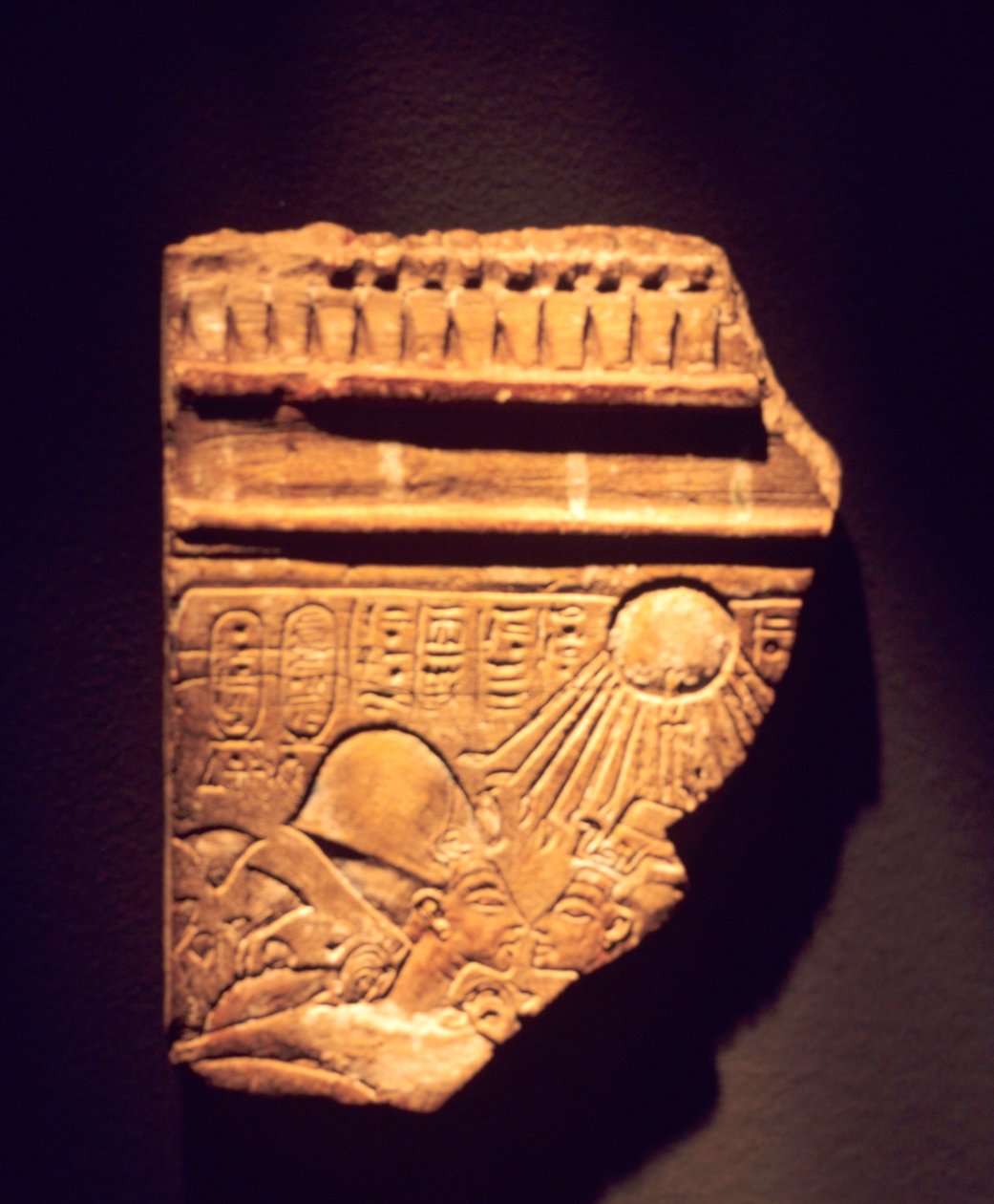Fragment reliefu Echnatona i Nefertiti autorstwa Egyptian 18th Dynasty