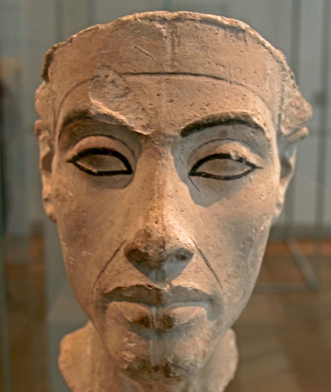 Popiersie Nefretete (ok. 1370- ok. 1330 p.n.e.) Wielka królewska żona (główna małżonka) egipskiego faraona Echnatona. Nefertiti i jej mąż byli znani z rewolucji religijnej. Zaczęli czcić tylko jednego boga, Atena, tarczę słoneczną. autorstwa Egyptian 18th Dynasty