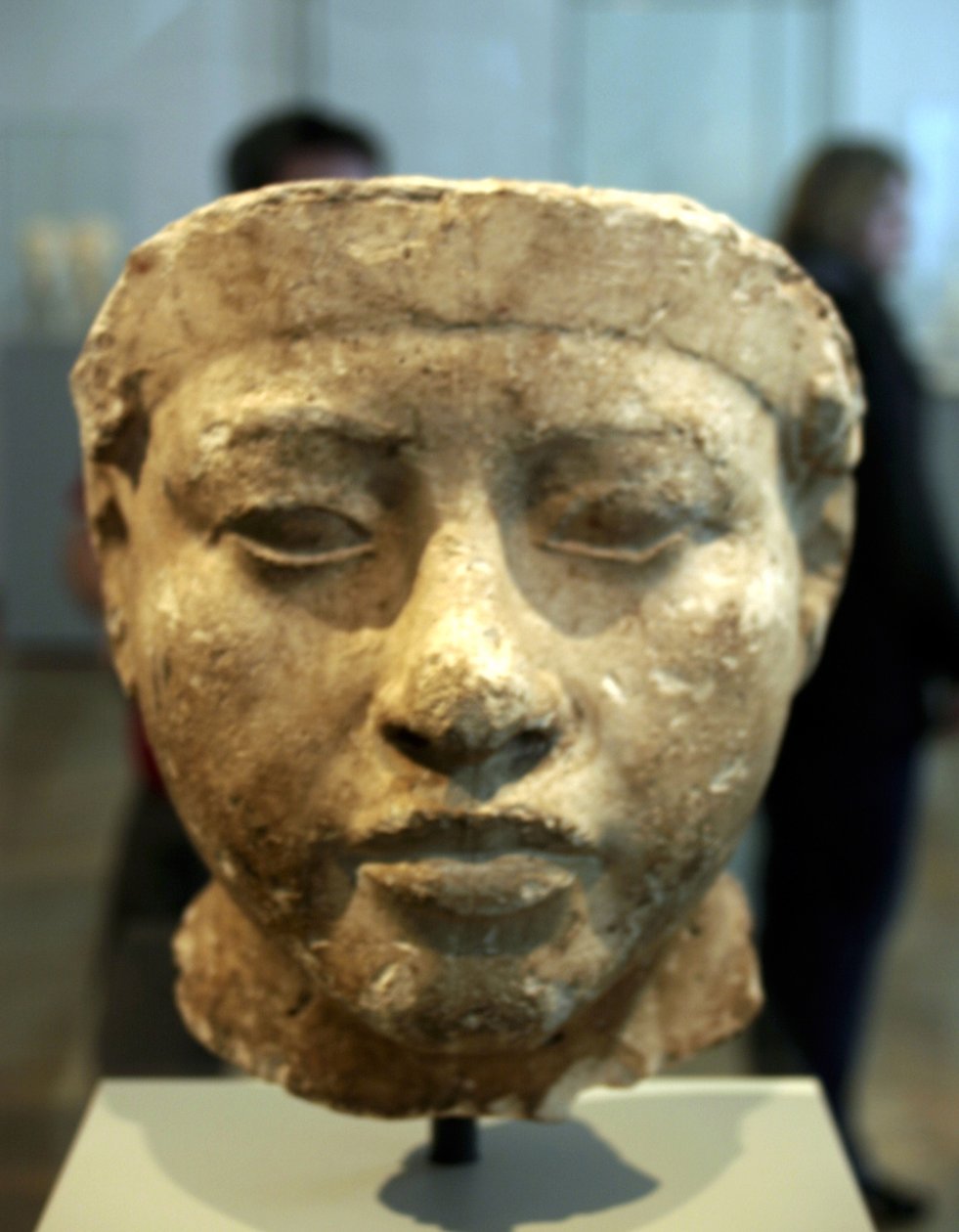 Popiersie Nefretete (ok. 1370- ok. 1330 p.n.e.) Wielka królewska żona (główna małżonka) egipskiego faraona Echnatona. Nefertiti i jej mąż byli znani z rewolucji religijnej. Zaczęli czcić tylko jednego boga, Atena, tarczę słoneczną. autorstwa Egyptian 18th Dynasty