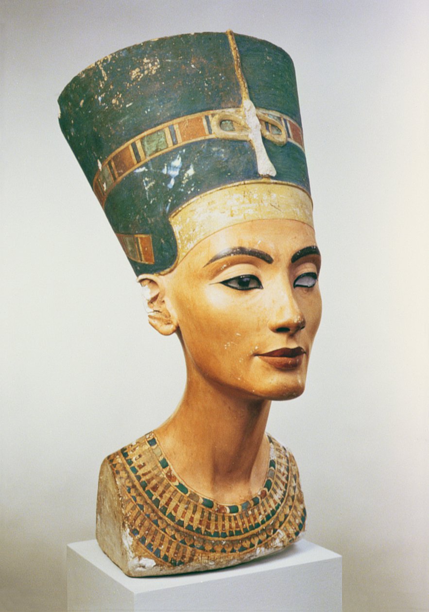 Popiersie królowej Nefretete z pracowni rzeźbiarza Tutmozisa w Tell el-Amarna (malowany wapień) (patrz także 114019, 114020 i 267404) autorstwa Egyptian 18th Dynasty