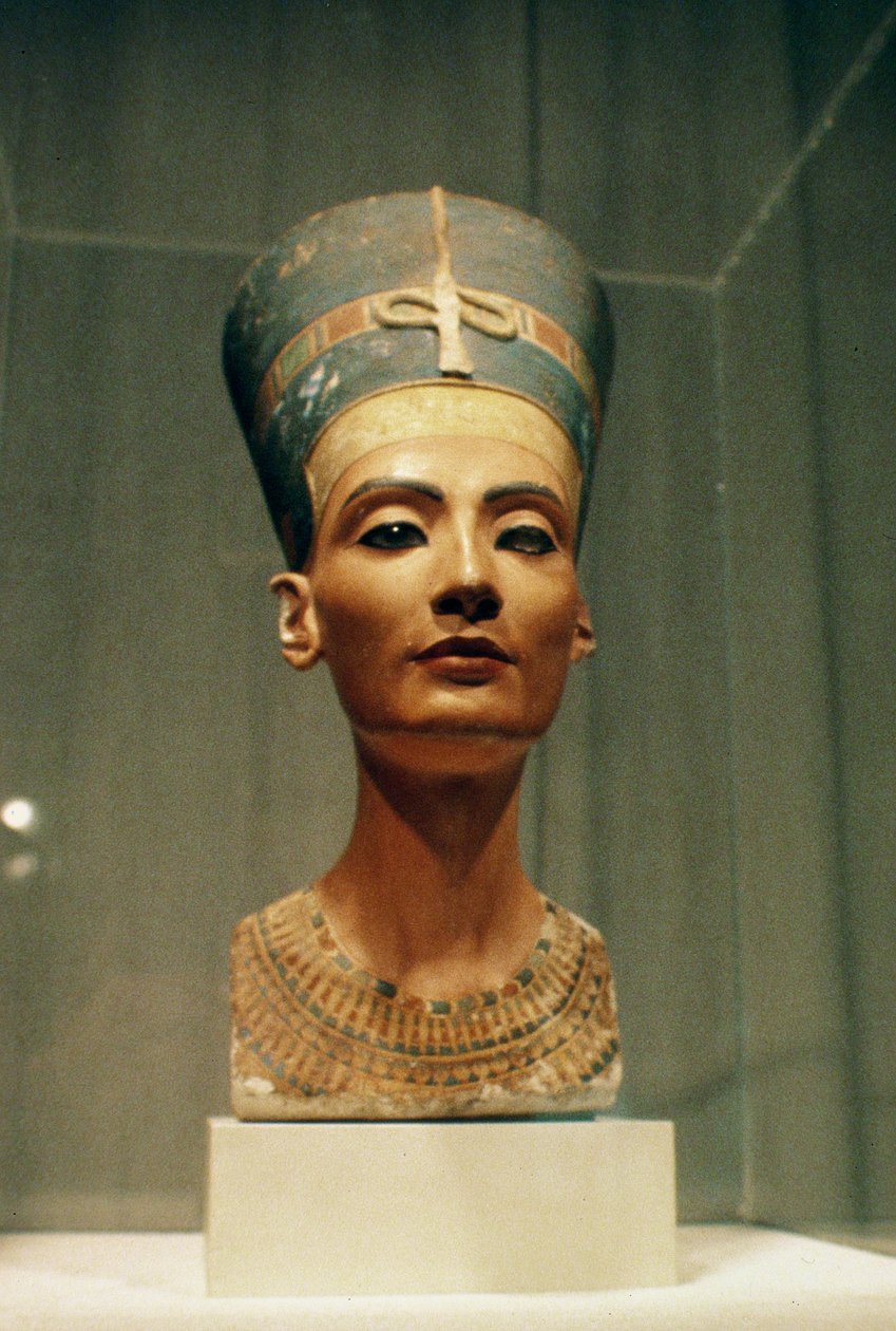 Popiersie królowej Nefretete, widok z przodu, z pracowni rzeźbiarza Totmesa w Tell el-Amarna (malowany wapień) (zob. też 114018-20) autorstwa Egyptian 18th Dynasty