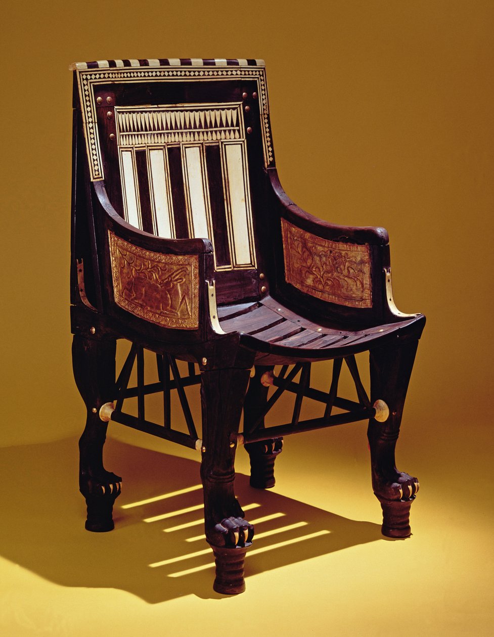 Krzesło dziecięce, z Grobowca Tutanchamona, Nowe Królestwo (drewno z intarsją z kości słoniowej) autorstwa Egyptian 18th Dynasty