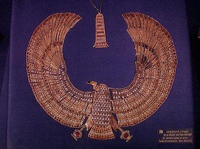 Kołnierz w kształcie bogini sępów Nechbet, z grobowca Tutanchamona (ok. 1370-52 pne) Nowe Królestwo (złoto inkrustowane kamieniami półszlachetnymi) (patrz także 227994) autorstwa Egyptian 18th Dynasty