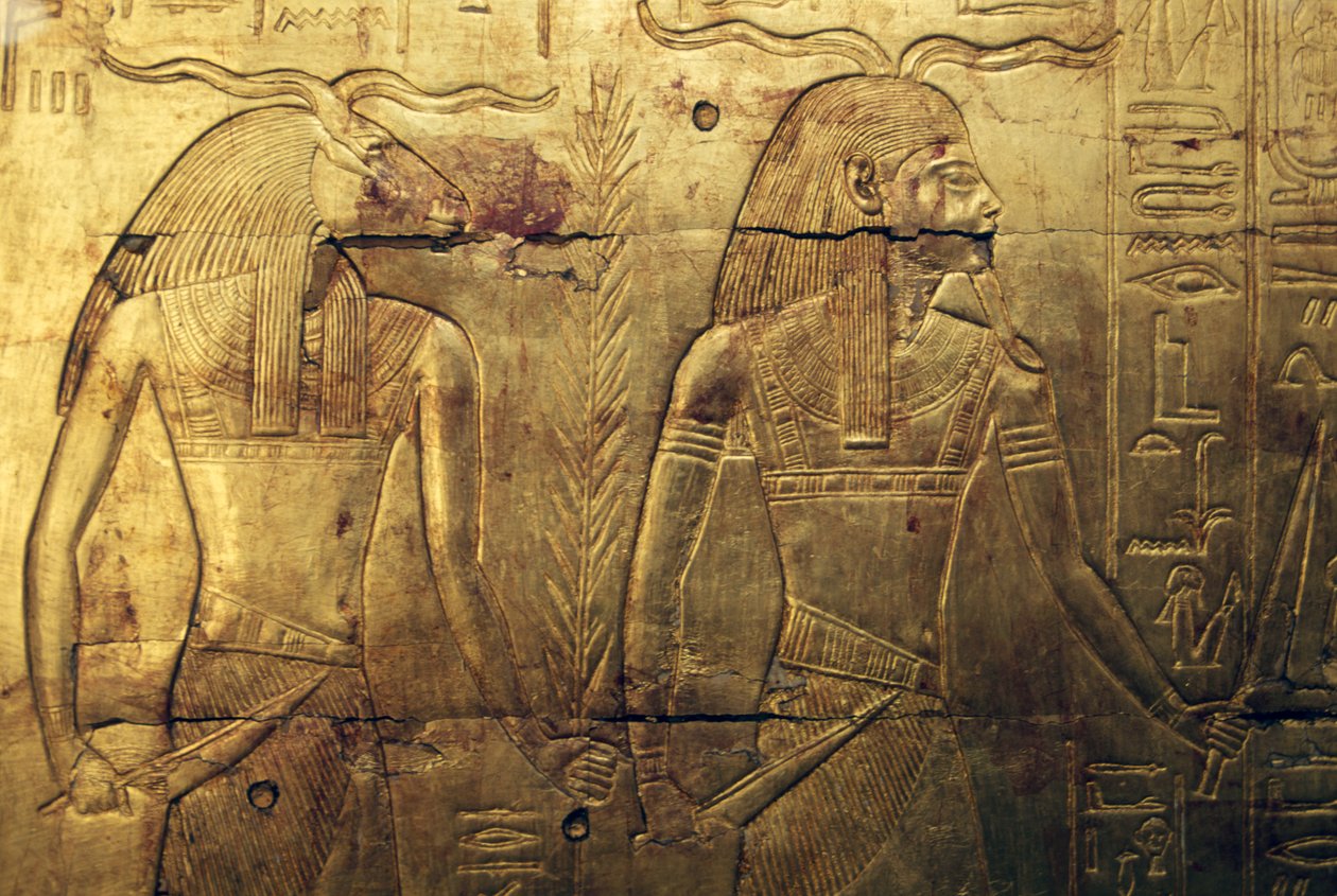 Jumaluudet, kaiverrus kolmannen kullalla päällystetyn hautakappelin takapaneelissa, Tutankhamonin aarre, Egypti, Egyptin sivilisaatio, Uusi kuningaskunta, dynastia XVIII Puola autorstwa Egyptian 18th Dynasty