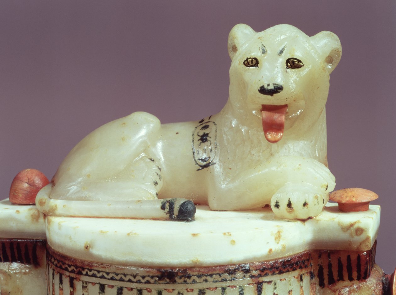 Detal wieczka słoja na maści z postacią króla jako lwa, z grobowca Tutanchamona (ok. 1370-52 pne) Nowe Królestwo (malowany alabaster) (patrz także 148194) autorstwa Egyptian 18th Dynasty
