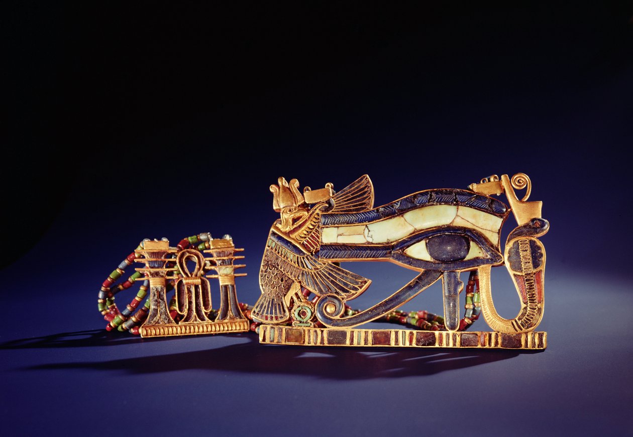 Pektorał z filarem Dżed i Oko z Wedjet, z Grobowca Tutanchamona (ok. 1370-1352 pne) Nowe Królestwo (złoty cloisonne z pastą szklaną) (patrz także 149410) autorstwa Egyptian 18th Dynasty