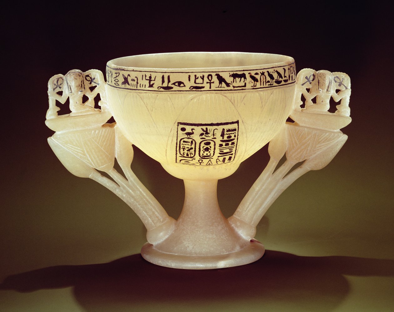 Kubek do picia w formie na wpół otwartego kwiatu lotosu, znaleziony przy wejściu do grobowca Tutanchamona (ok. 1370-1352 pne) Nowe Królestwo (alabaster) (patrz także 162302 i 149480) autorstwa Egyptian 18th Dynasty