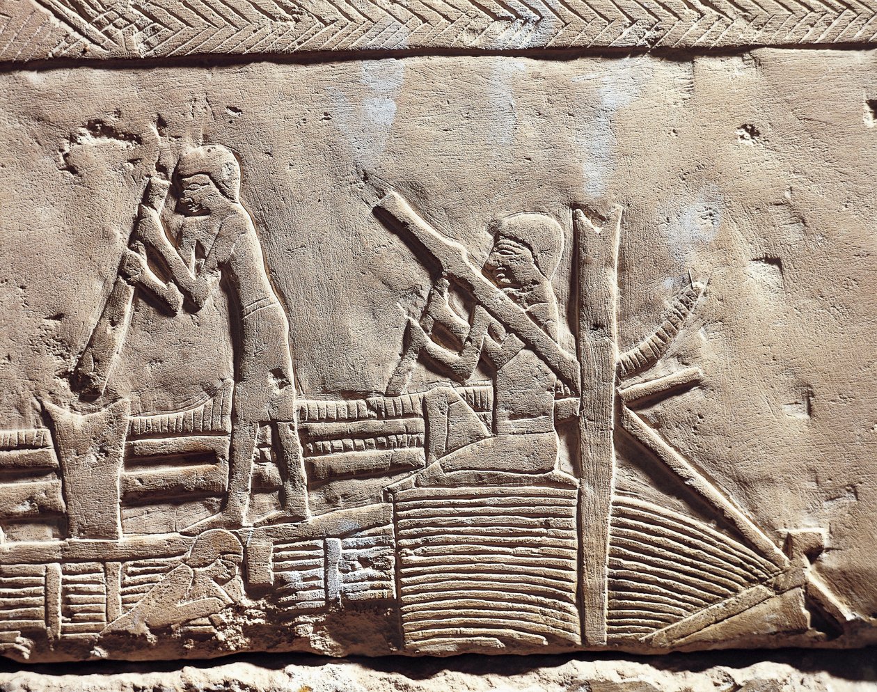 Egipt, starożytne Memfis, nekropolia Sakkary. Mastaba z Ipi. Relief przedstawiający cieśli naprawiających łódź. (Nowe Królestwo, dynastia XVIII) autorstwa Egyptian 18th Dynasty