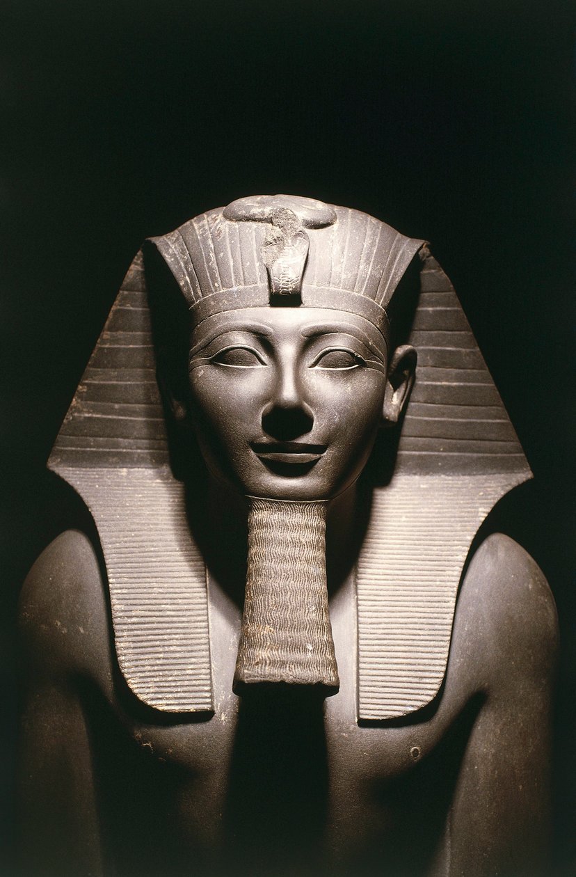 Egipt, Fragment posągu Totmesa III (przed 1479-około 1425 p.n.e.), XVIII dynastia, ze świątyni Amona w Karnaku w Luksorze, bazalt autorstwa Egyptian 18th Dynasty