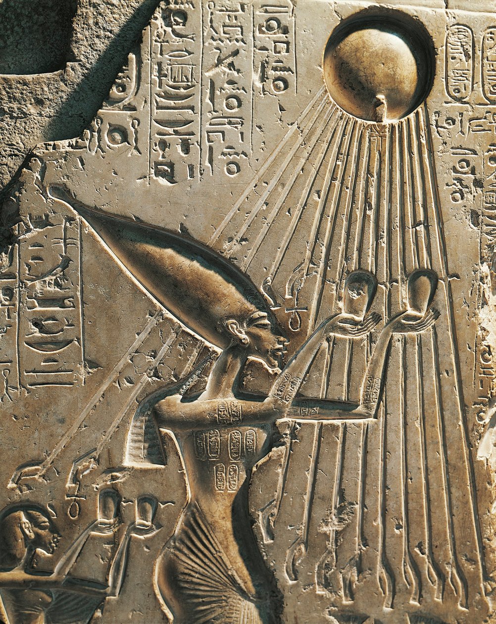 Egipt, Tell el-Amarna, płaskorzeźba przedstawiająca Amenhotepa IV (faraona Echnatona, ok. 1360-1342) podczas czczenia tarczy słonecznej, XVIII dynastia, Nowe Państwo (wapień) autorstwa Egyptian 18th Dynasty