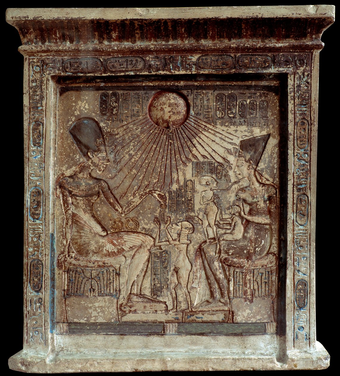 Egipska królowa Nefretete (1353-1336 pne) z faraonem Amenophisem IV (Achenaton lub Amenhotep) (1352-1338 pne) i ich dziećmi. XVIII dynastia, Nowe Imperium. Kair, Muzeum Egipskie autorstwa Egyptian 18th Dynasty
