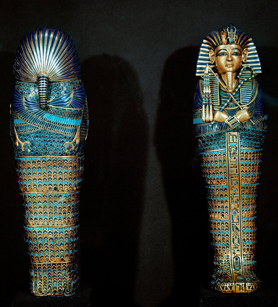 Starożytność egipska: Cisele złoty sarkofag używany do przechowywania visceres zmarłego. Ze skarbca Tutanchamona (All-Ankh-amun lub Tutanchamon) (1345-1327 p.n.e.) XVIII dynastia. znaleziony w Dolinie Królów, Tebach. 1342 P.N.E. Kair, Muzeum Egipskie autorstwa Egyptian 18th Dynasty