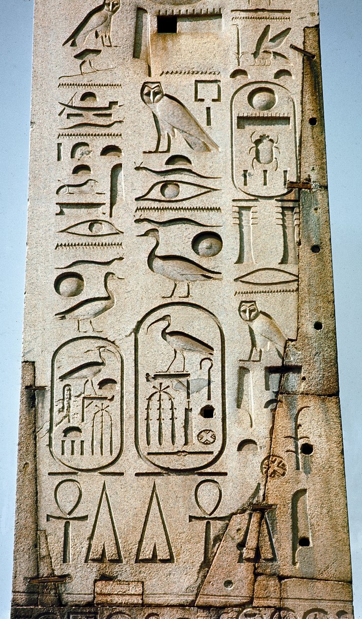 Starożytność egipska: fragment obelisku na Lateranie pokryty hieroglifami ze świątyni Amona w Tebach. XV wiek p.n.e. Plac św. Jana, Rzym autorstwa Egyptian 18th Dynasty