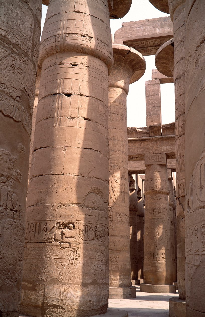 Starożytność egipska: widok na kolumny sali hipostylowej Świątyni Amona. Strona internetowa Karnaku w Luksorze, Egipt autorstwa Egyptian 18th Dynasty