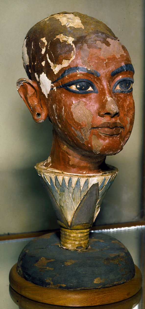 Antyk egipski: portret młodego faraona Tutanchamona (All-Ankh-amun lub Tutanchamon) wsparty na liściu lotosu. Malowana rzeźba w drewnie. Z Tresor Tutanchamona. Muzeum Egipskie, Kair. autorstwa Egyptian 18th Dynasty