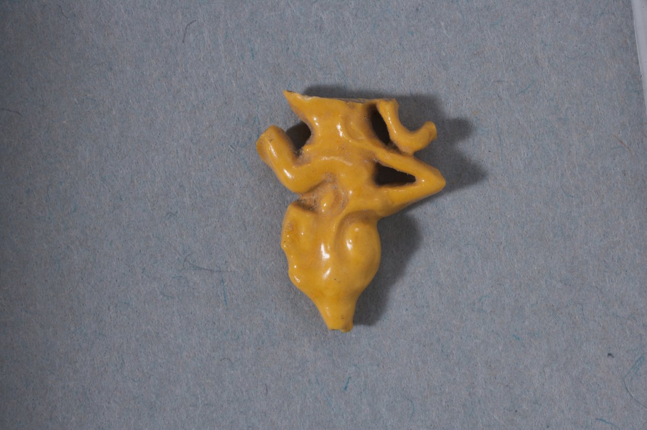 Fragmentaryczny ażurowy koralik siedzącej księżniczki, Nowe Państwo, okres Amarna (fajans) autorstwa Egyptian 18th Dynasty