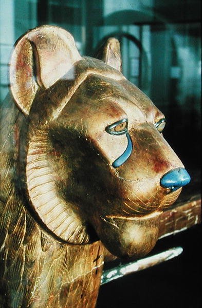 Wezgłowie łoża pogrzebowego w formie lwa, z grobu Tutanchamona (ok. 1370-1352 p.n.e.) Nowe Królestwo (stiuk i złocone drewno) autorstwa Egyptian 18th Dynasty